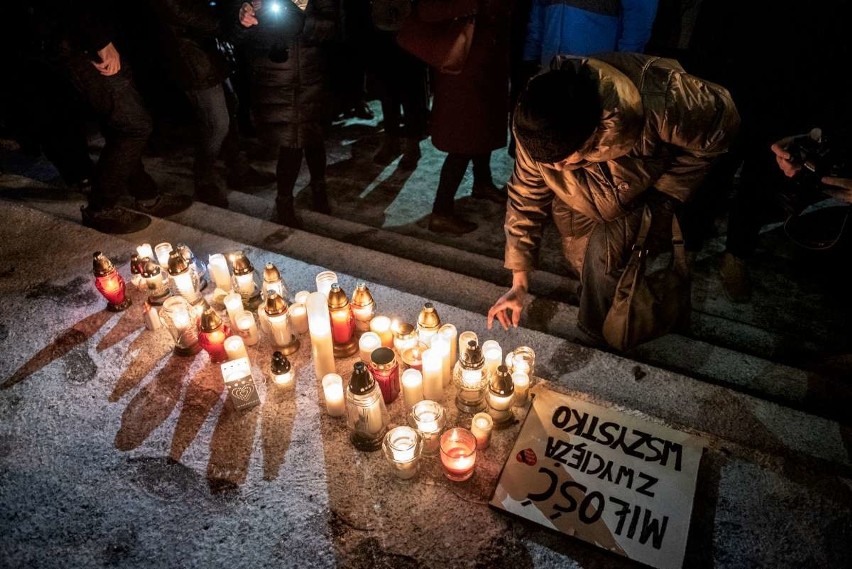 Poznań: Tłumy poznaniaków na placu Wolności milczeniem i tysiącami świateł oddały hołd zamordowanemu Pawłowi Adamowiczowi [ZDJĘCIA]