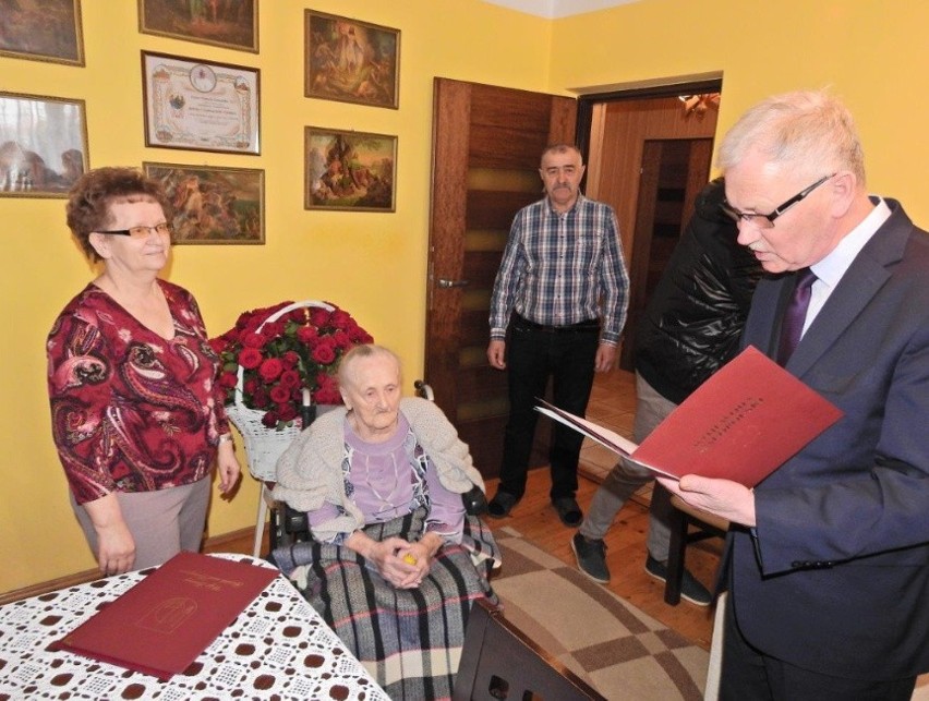 Gródek nad Dunajcem. Franciszka Popardowska skończyła 100 lat. Życzenia jubilatce złożył prezydent Nowego Sącza