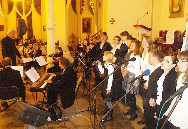 Podopieczni Fundacji Pro Omnibus wystąpili w towarzystwie Orkiestry Symfoników Bydgoskich pod dyr. Marka Czekały ( z lewej) i pianisty Piotra Salabera.
