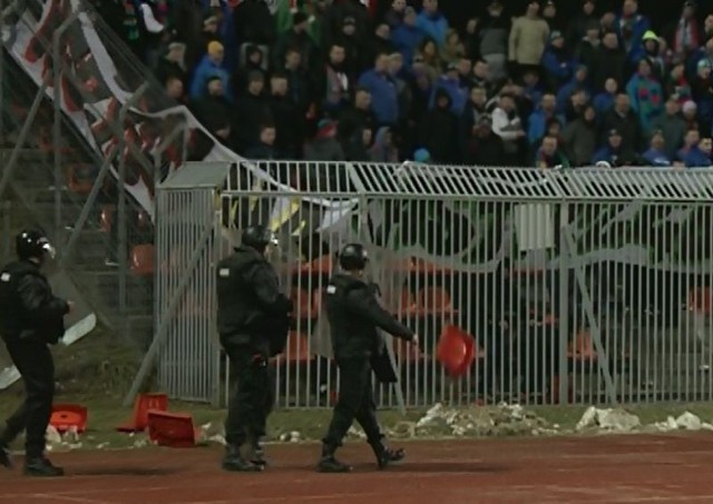 Podczas meczu jaki rozgrywany był w sobotę 5 marca na Stadionie Miejskim w Głogowie, w sektorze zajmowanym przez kibiców Miedzi Legnica doszło do aktów wandalizmu