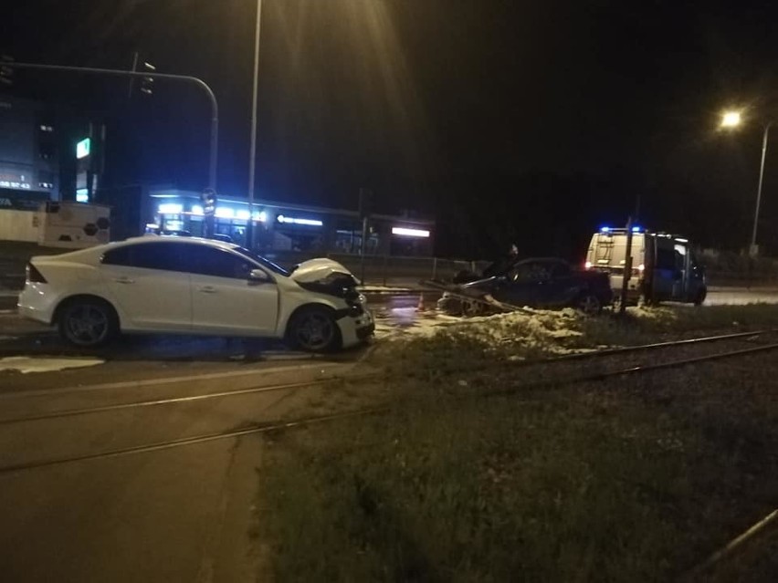 Wypadek na ul. Zgierskiej. Policja szuka świadków zderzenia volvo i opla ZDJĘCIA