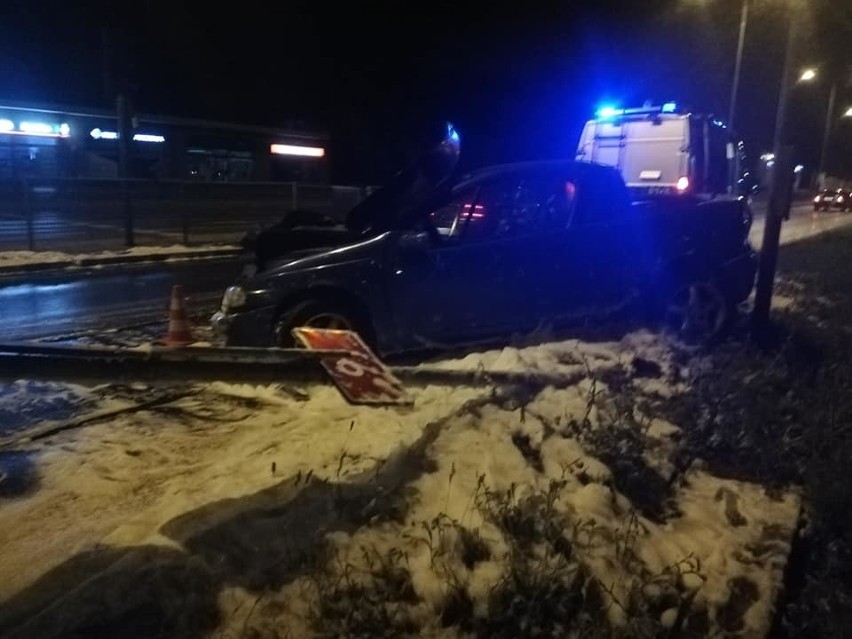 Wypadek na ul. Zgierskiej. Policja szuka świadków zderzenia volvo i opla ZDJĘCIA