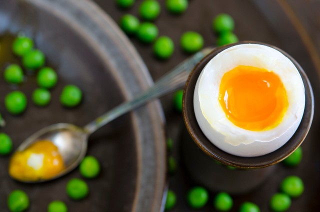 Jajka są jednym z podstawowych artykułów spożywczych, które wykorzystujemy w naszej kuchni. W ugotowanym na miękko żółtku jajka pozostaje najwięcej witamin i mikroelementów