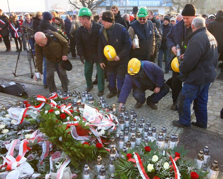 Pracownicy Stoczni Gdańskiej SA oraz uczniowie gdańskich...