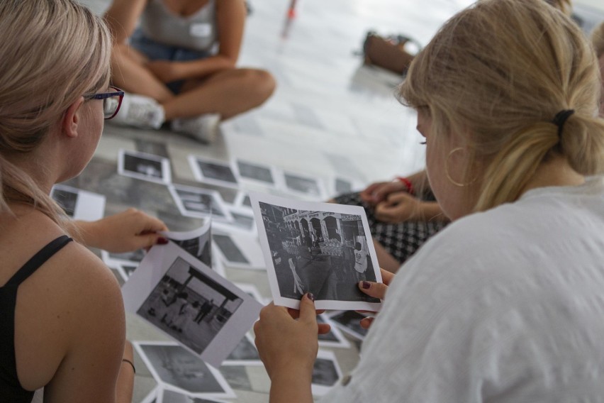 Warsztaty fotograficzne w galerii.