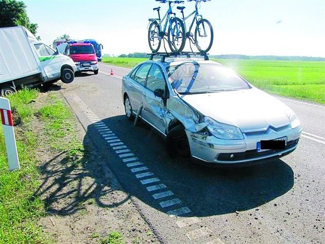 Wypadek spowodował kierowca dostawczego mercedesa, który zjechał nagle na przeciwległy pas jezdni