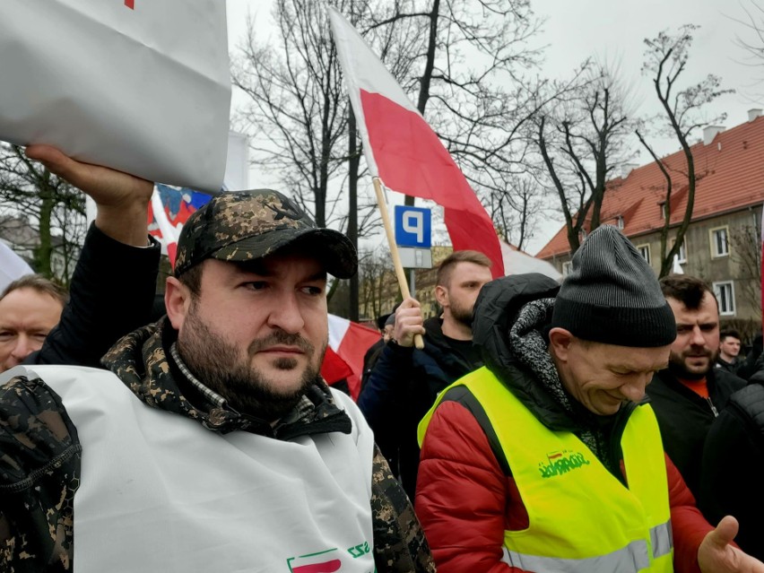 Protestujący rolnicy z powiatu makowskiego spotkali się z marszałkiem sejmu Szymonem Hołownią, który przyjechał 23.02.2024 do Ciechanowa