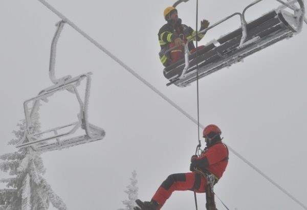 Strażacy-alpiniści z Nysy świetnie współpracują z czeską Horską Służbą. W listopadzie wspólnie ćwiczyli ewakuację wyciągu narciarskiego w Jesenikach.