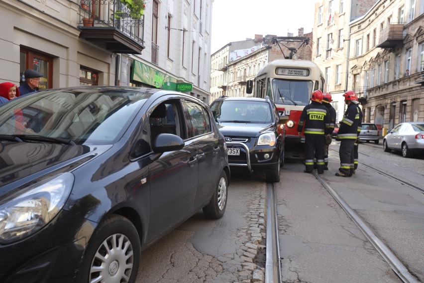 Wypadek na Legionów. Nie dojechali na cmentarz, w ich samochód uderzył tramwaj