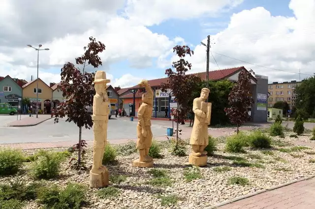 Figury zdobią też teren przy dworcu autobusowym w Przysusze.