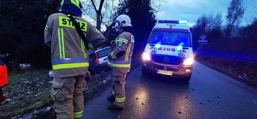 Groźny wypadek w Zręczycach pod Gdowem. Samochód osobowy...