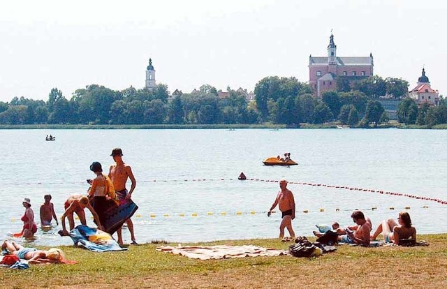 Wigierski Park Narodowy  to raj dla miłośników sportów wodnych. W Starym Folwarku, nad jeziorem Wigry, na turystów czeka miejska plaża. Znajduje się tam też wypożyczalnia sprzętu pływającego.