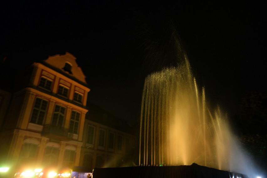Pokaz fontanny tanczacej do muzyki mozarta w parku Oliwskim