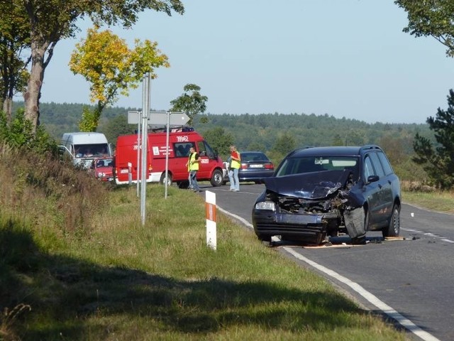 W wyniku wypadku rozbite zostały dwa samochody. Dwie osoby podróżujące renault trafiły do szpitala.