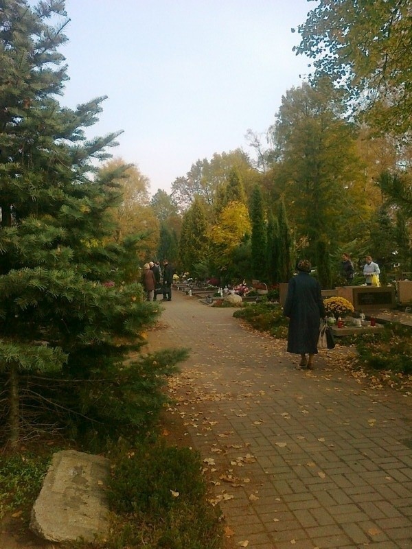 Pogoda w sobotę, 1 listopada, jest łaskawa dla odwiedzających cmentarze w Wielkopolsce we Wszystkich Świętych.