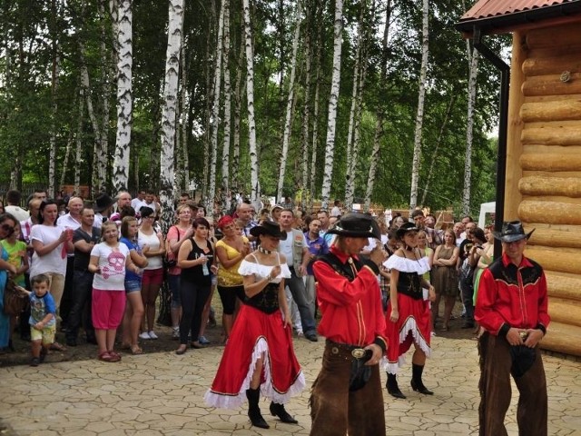 Uczestnicy pikniku w ośrodku Lucky 5 Ranch w Mroczkowie mogli zobaczyć m.in. popisy tancerzy rodem z Dzikiego Zachodu.