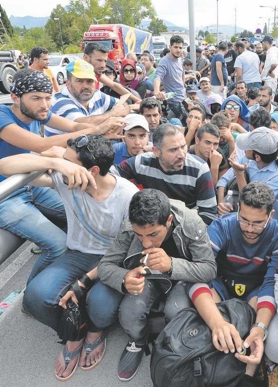Imigranci i uchodźcy przyjeżdżają do Europy