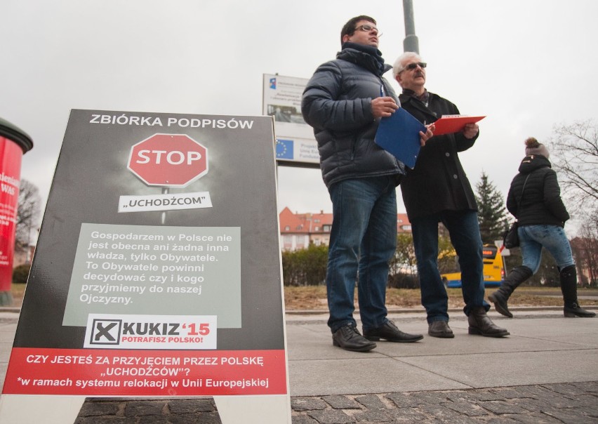 Słupscy działacze Kukiz'15 zbierają podpisy ws. referendum o uchodźcach (wideo, zdjęcia)