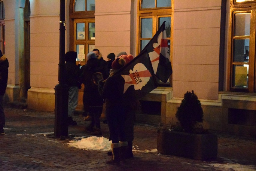 Strajk Kobiet w Bielsku-Białej w czwartkowy wieczór (28...