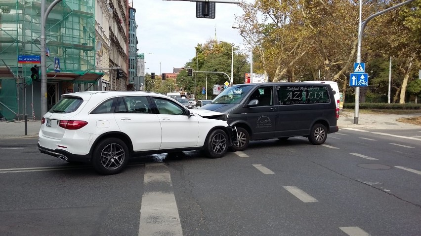 Wypadek z udziałem karawanu we Wrocławiu [ZDJĘCIA]