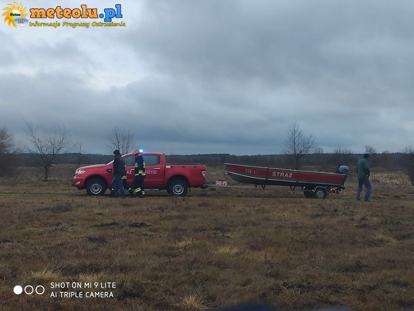 Samochód w rzece Krzna. Przez całą niedzielę trwały poszukiwania kierowcy. Zobacz zdjęcia