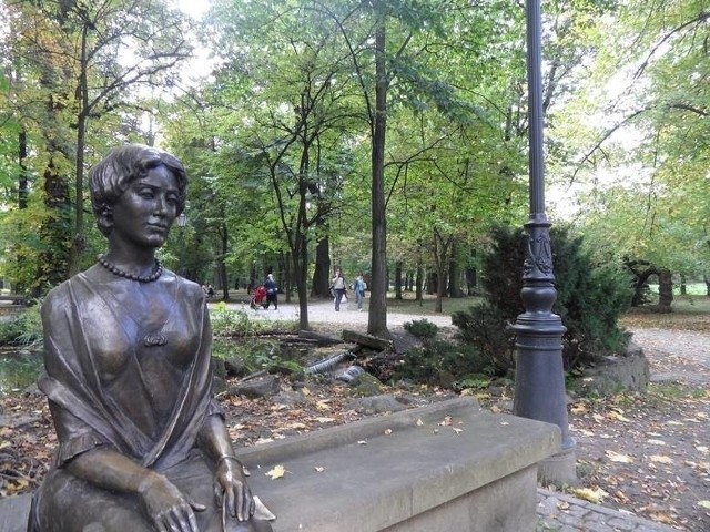 Ławeczka księżnej Alicji Habsburg w żywieckim parku