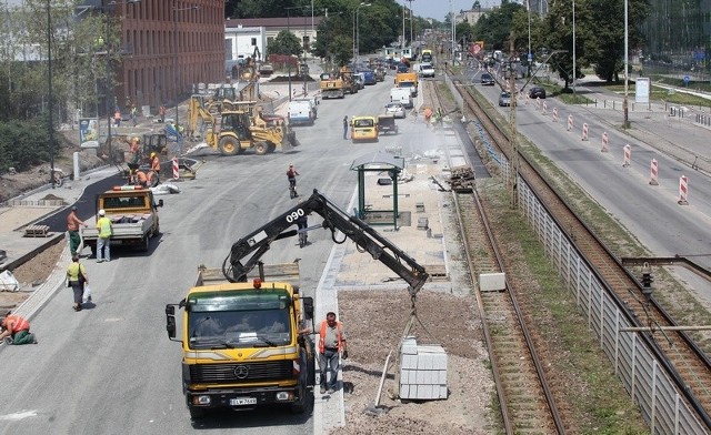 Zachodnia nitka al. Politechniki, czyli ta po stronie budowanego centrum handlowego, jest już gotowa i to na nią przeniesie się teraz ruch.