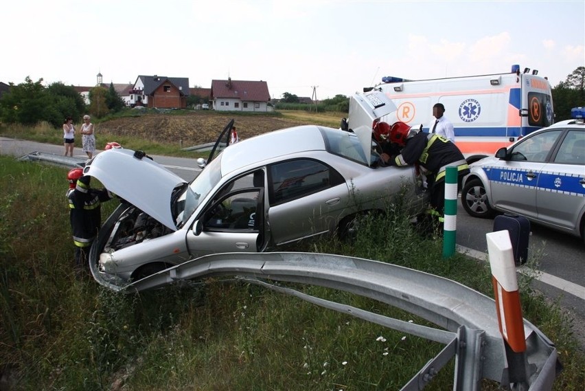 Daewoo uderzyło w barierę energochłonną. Wypadek na...