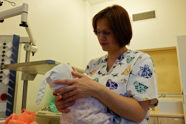 Chłopczyk podrzucony zeszłej nocy do szpitala klinicznego przebywa obecnie na oddziale patologii noworodka. Był zdrowy i w dobrym stanie. Według opinii lekarzy, ciąża była donoszona,  a dziecko urodziło się w 38. tygodniu ciąży.