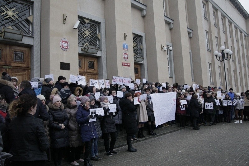 Protest pracowników sądu okręgowego w Łodzi. Domagają się wyrównania zarobków z ostatnich 8 lat!