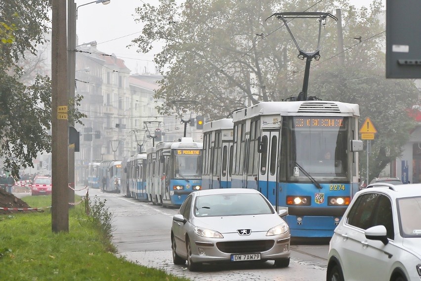 Tramwaje nie wjeżdżają na ulicę Osobowicką. Wiele wozów...