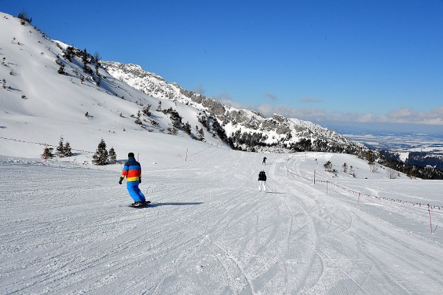 Tatry są bliżejW polskie góry dla wszystkich Polaków jest bliżej. Mieszkańcy Pomorza mają co prawda najdalej w Tatry, ale i tak o kilkaset kilometrów bliżej niż, gdyby chcieli jechać do Tyrolu w Austrii. Po co więc tłuc się samochodem kilkanaście godzin w Alpy austriackie, jak można szybciej dojechać w nasze góry...