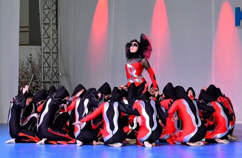 Staszowskie "Kleksy" pięknie podsumowały rok tanecznych wyzwań. W Powiatowym Centrum Sportowym były widowiskowe pokazy [ZDJĘCIA]