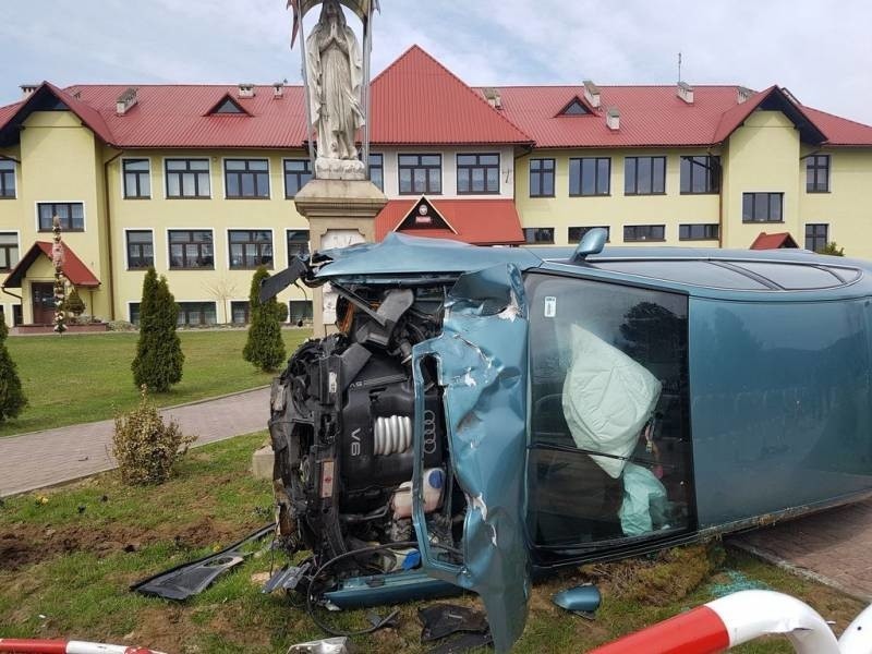 Michalczowa. Samochód zatrzymał się na boku. Mógł uszkodzić figurę Matki Boskiej