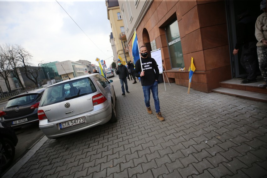 Ślonsko Sztama przed biurem Prawa i Sprawiedliwości w...