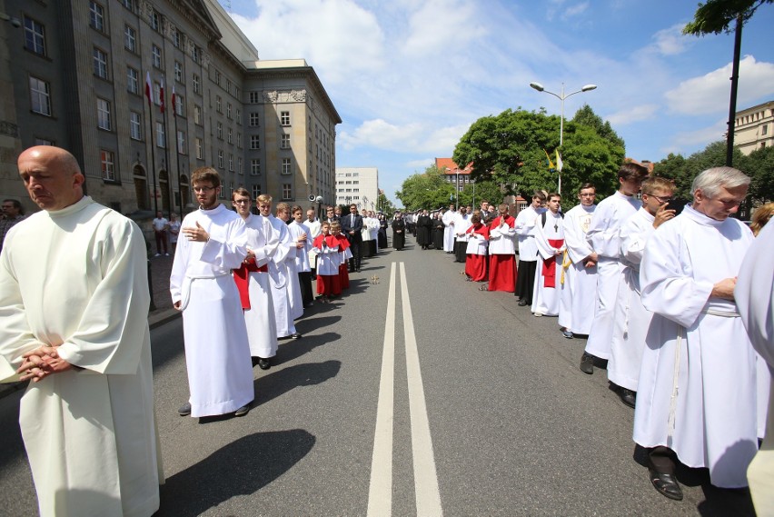 Abp Wiktor Skworc: Boże Ciało to nie widowisko, a zaproszenie dla wszystkich, również uchodźców