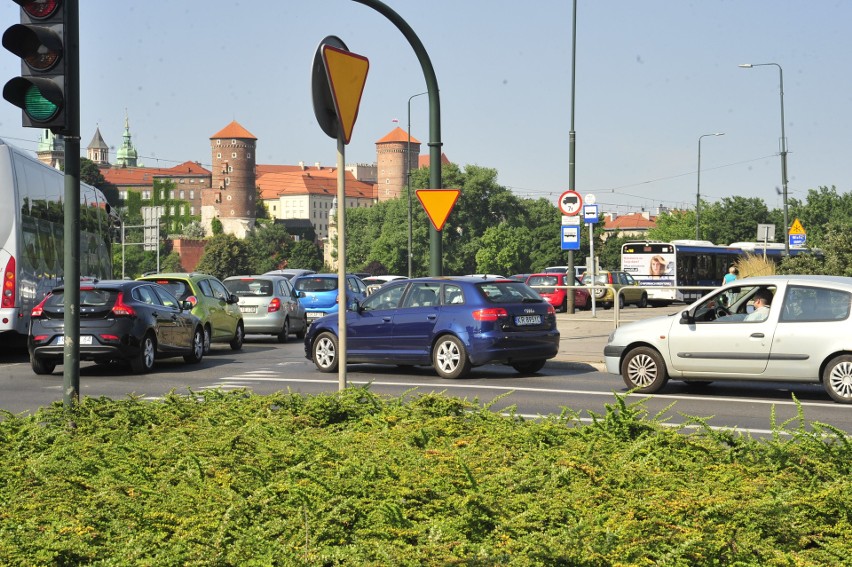 Kraków. Paraliż i korki na południu miasta. Kumulacja remontów, a za chwilę tramwaje nie pojadą Kapelanką