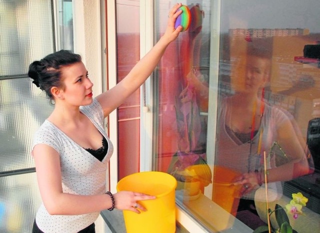 W sprzedaży są elektryczne myjki do okien, jednak nie brak zwolenników  tradycyjnych metod... 