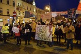 Częstochowa. Protest Strajku Kobiet po śmierci 37-letniej kobiety. Manifestowało ponad 150 osób