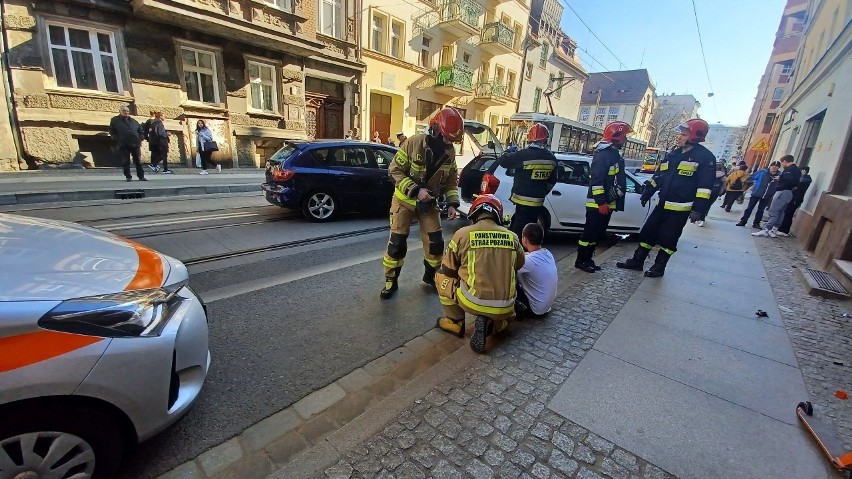 Wypadek na ul. Poniatowskiego we Wrocławiu. Dwie osobówki skasowane! [ZDJĘCIA]