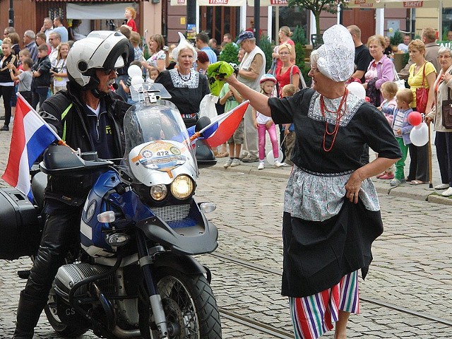 Holenderskim policjantom towarzyszyły panie w narodowych strojach