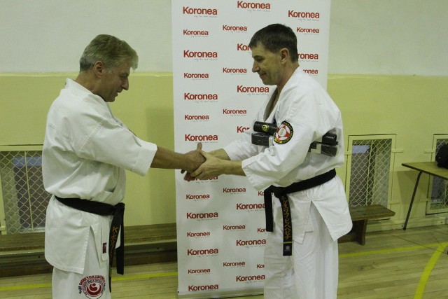 Bogusław Wypychewicz (z prawej) otrzymał z rąk Krzysztofa Borowca czarny pas po zdaniu egzaminu na 2 dan. Karate kyokushin w kieleckim klubie trenuje już od ponad 30 lat.