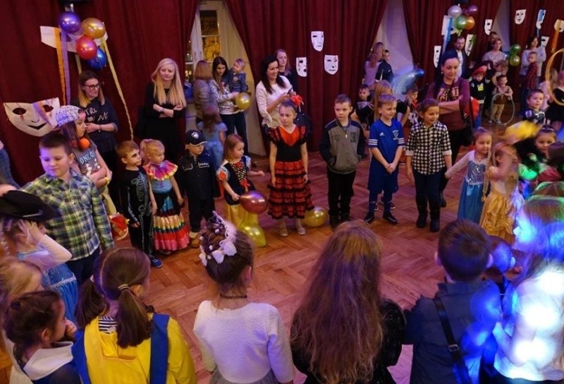 Wielki bal karnawałowy w pińczowskim Samorządowym Centrum Kultury. W zabawie wzięło udział prawie 100 dzieci [ZDJĘCIA]
