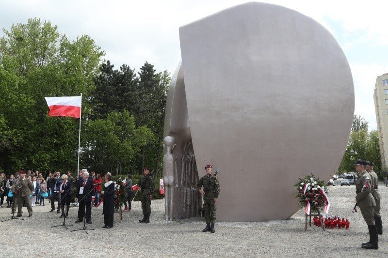 Obchody Święta Polskich Dzieci Wojny przy pomniku Pękniętego Serca w Łodzi