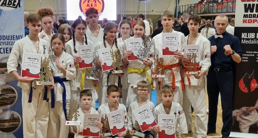 10 medali Klubu Karate Morawica w ogólnopolskim turnieju Ari...