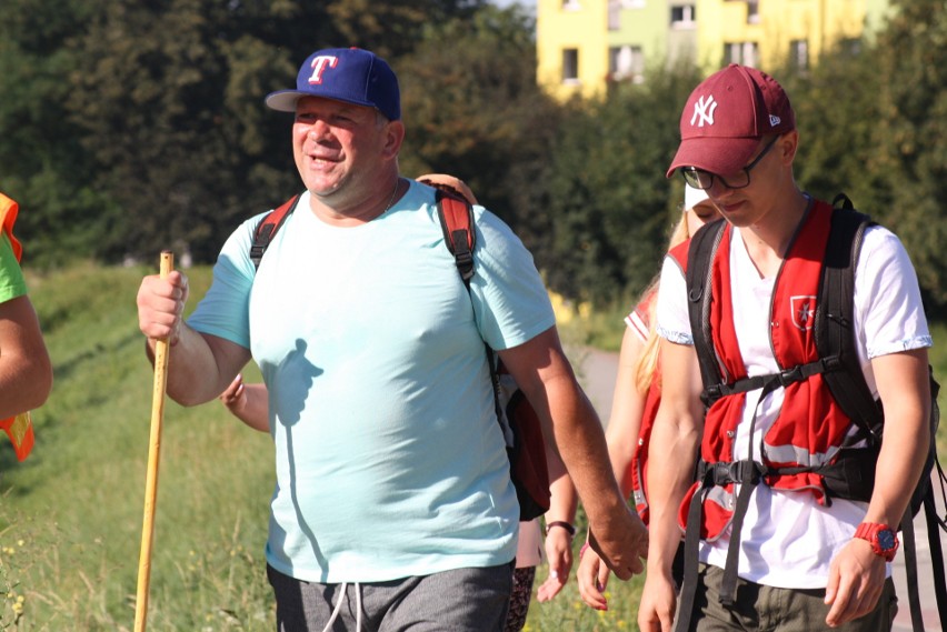 Oświęcimscy pątnicy w pięciu grupach z dekanatów:...