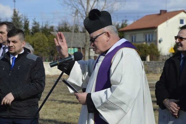 Ksiądz Wiesław Kita urodzony 1957 (Łętkowice), święcenia kapłańskie miał w 1984 - informacja ze strony parafii w kijach