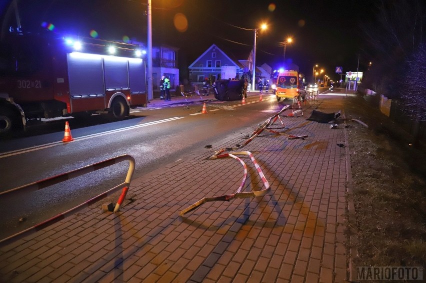 Wypadek w Źlinicach. Samochód, który prowadził 20-latek, koziołkował. Mercedes zatrzymał się na boku 