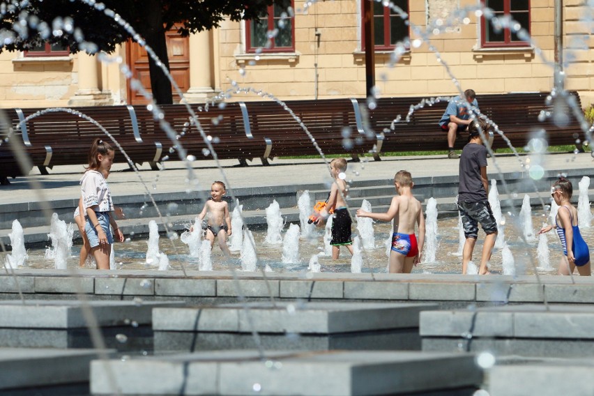 Upał w centrum Lublina. Mieszkańcy miasta oraz turyści szukają ochłody. Zobacz zdjęcia