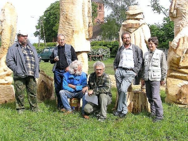 Kloce są ogromne i rzeźbiarze Zygmunt  Kędzierski, Grzegorz Zygmański, Stanisław  Kwaśny, Marek Czekalski, Józef Szypuła i Jan  Czupryniak mieli co robić